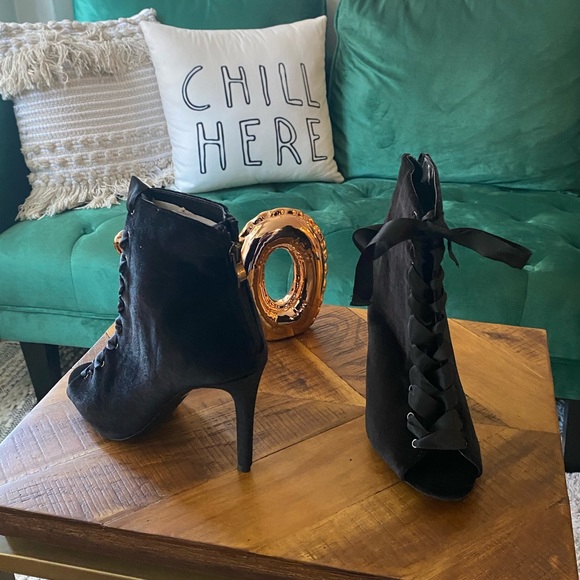 le chateau Shoes - 7 x $25 ❤️🔥 Velvet & satin lace-up booties